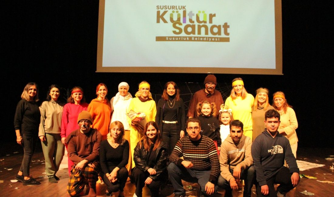 Susurluk’ta “Mutfakta Devrim” rüzgârı Susurluk’ta sergilenen “Mutfakta Devrim” tiyatro oyunu sahne performansıyla izleyicisinden tam