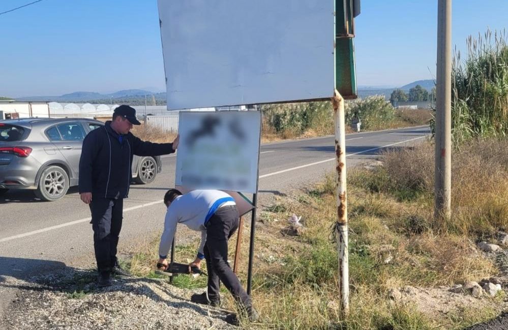 Ayvalık’ta görsel kirlilikle savaş başlatıldı Ayvalık Belediyesi, bundan böyle kentin cadde ve sokaklarına gelişigüzel izinsiz