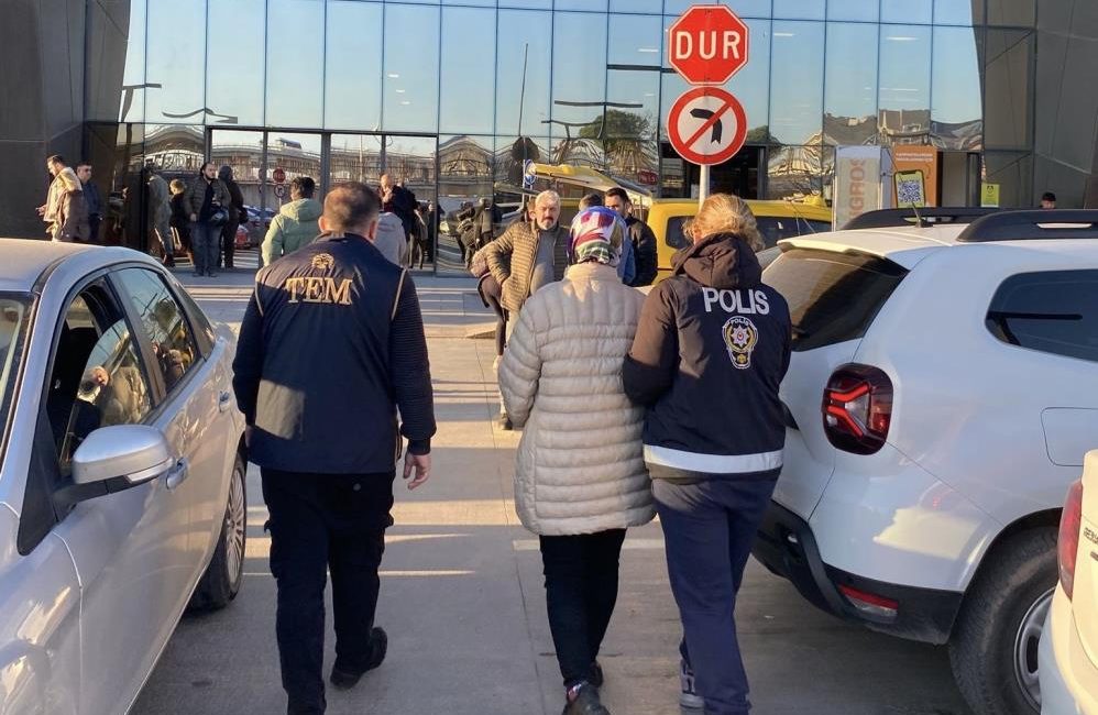 Müebbet cezadan aranıyordu, AVM’de alışverişte yakalandı Bandırma ve Gönen İlçe Emniyet Müdürlüklerine bağlı Asayiş Büro Amirliği