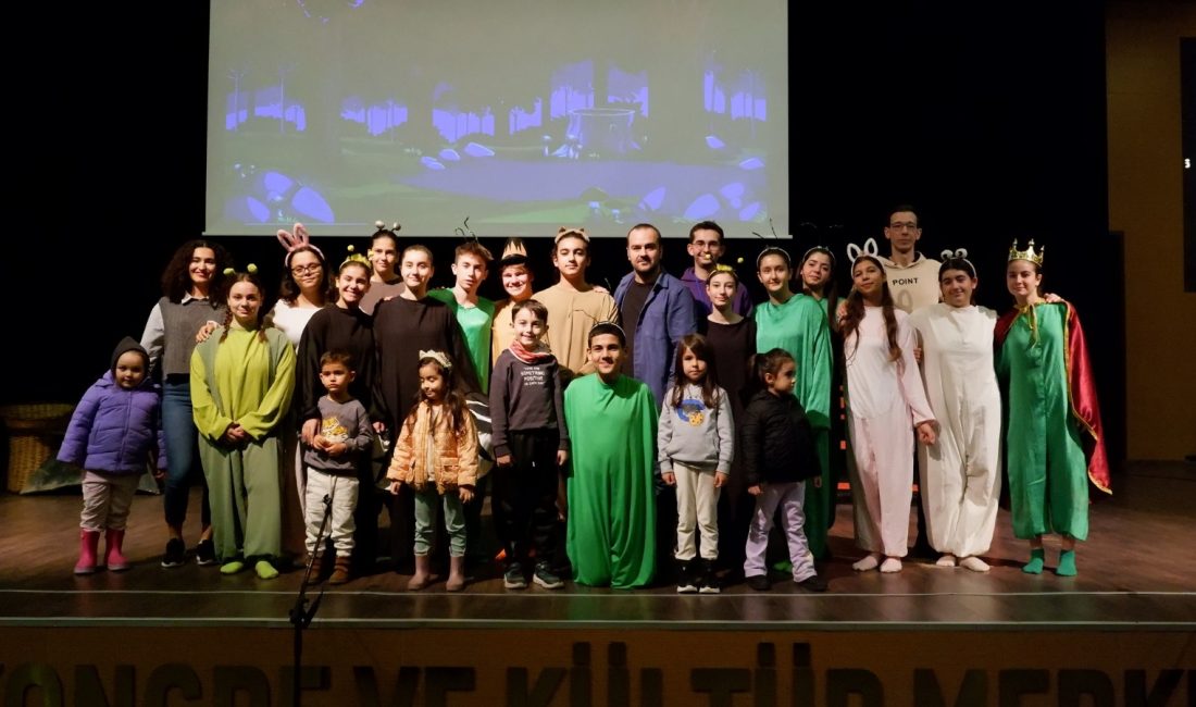 Burhaniye Tiyatrosu, Susurluklu tiyatroseverlerle buluştu Susurluk’ta yetişkinlere ve çocuklara yönelik gerçekleştirilen tiyatro oyunları, izleyiciler tarafından