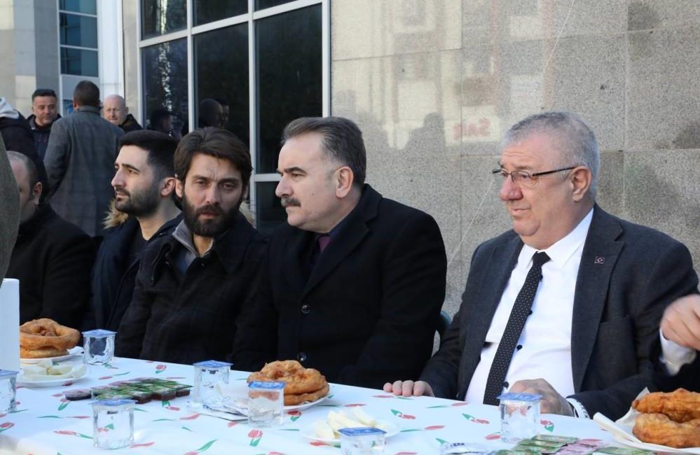 Başkan Mehmet Ertaş, Tuncay Kılıç anısına lokma hayrı düzenledi Edremit Belediye Başkanı Mehmet Ertaş, geçtiğimiz günlerde vefat eden eski