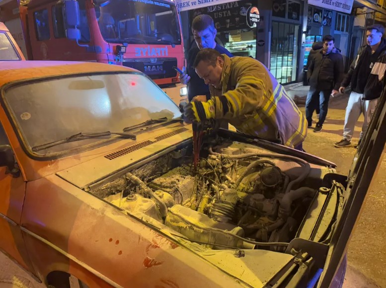 Erdek’te meydana gelen araç yangını vatandaşlar tarafından söndürülürken, çevrede paniğe