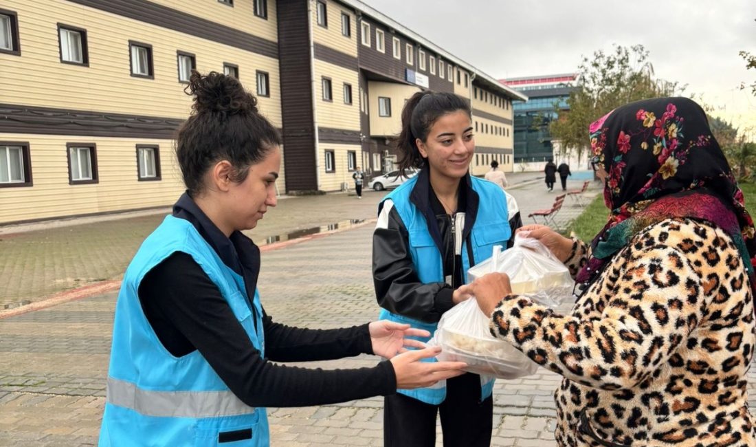 Bandırma’nın öğrencilerinden komşulara sıcak yemek yardımı Gençlik ve Spor Bakanlığı’nın “Komşum Projesi” kapsamında, Bandırma Ayhan Songar