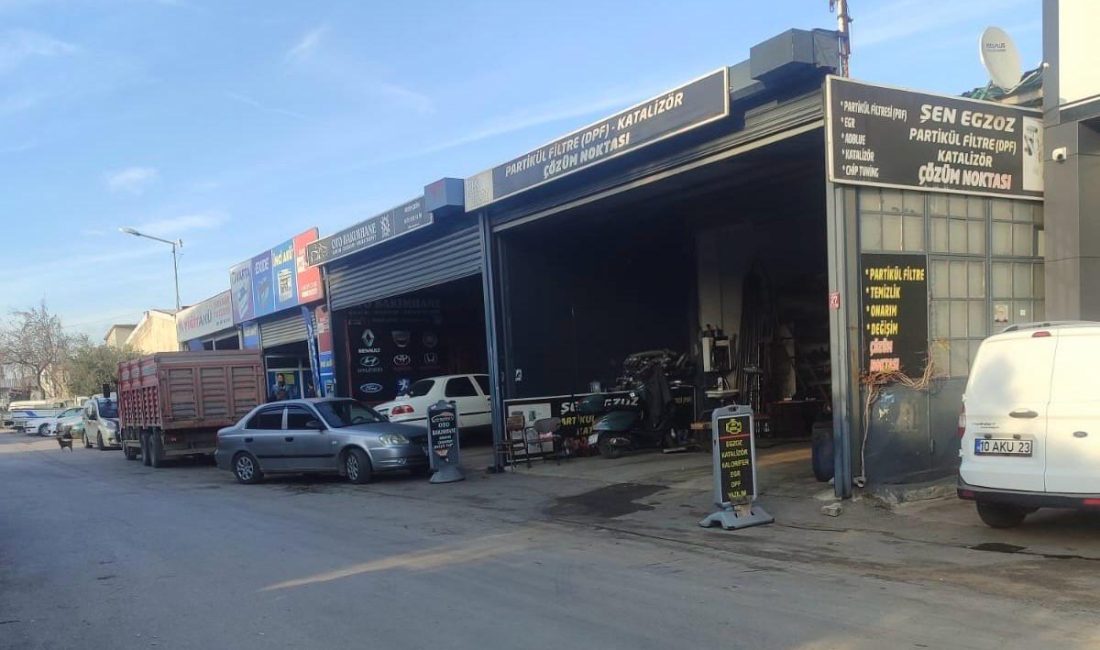 Bandırma’da sanayi sitesinde silahlı kavga: Baba ve oğul yaralandı Bandırma’da husumetli iki grup arasında yaşanan silahlı kavgada baba ve