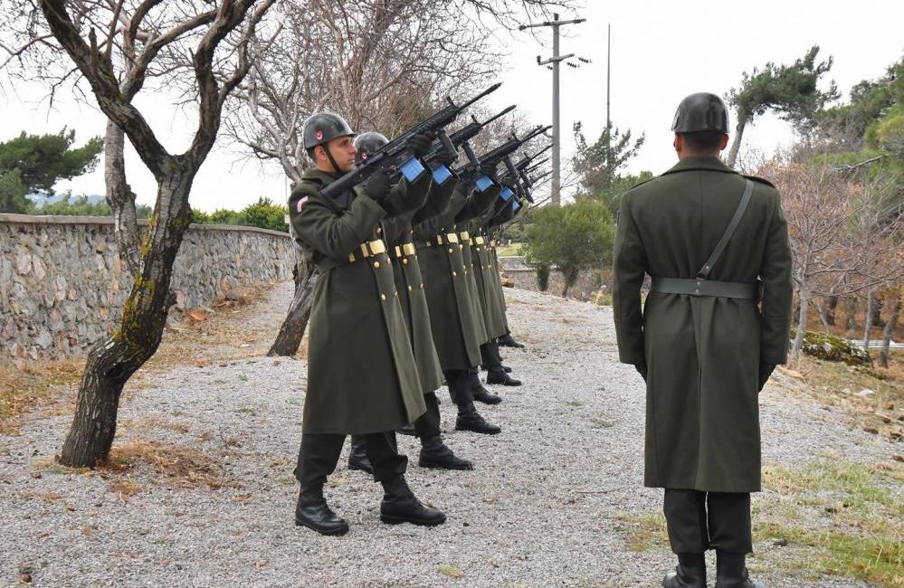 Çanakkale Kahramanı Seyit Onbaşı, mezarı başında anıldı Çanakkale Deniz Savaşları kahramanı Seyit Onbaşı’ı (Koca Seyit) vefatının 85’inci