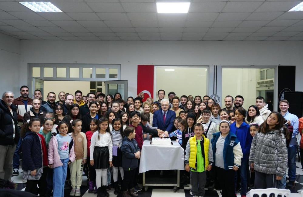 Burhaniye Belediyesi Kent Tiyatrosu 25 yaşına girdi Burhaniye Belediyesi Kent Tiyatrosu (BBKT) 25. kuruluş yıl dönümünü coşkulu