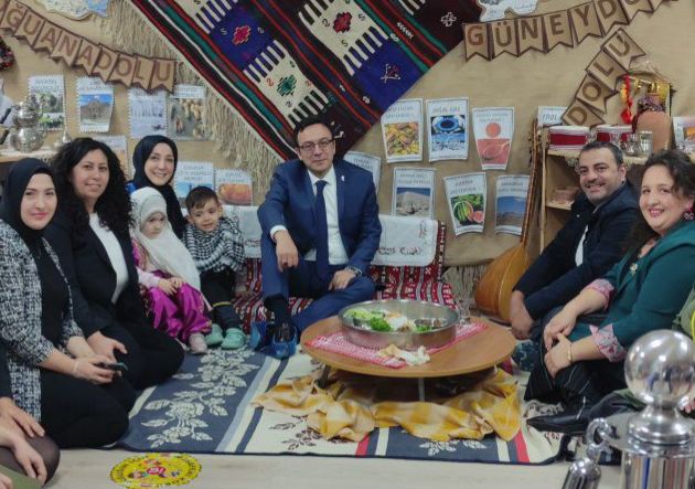 Aslan, Bandırmalı miniklerin sergisini inceledi Bandırma Ahmet Obalı Anaokulu öğrencileri, Yerli Malı Haftası etkinlikleri kapsamında