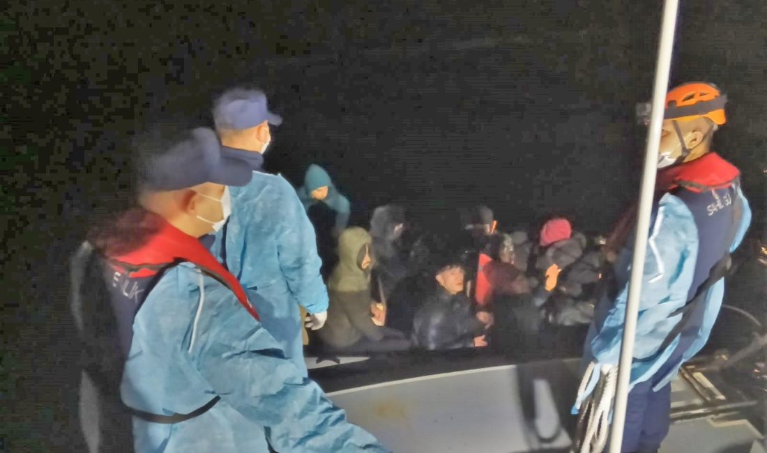 Balıkesir açıklarında 9 düzensiz göçmen yakalandı Ayvalık açıklarında Sahil Güvenlik ekipleri tarafından durdurulan lastik botta 12