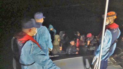 Ayvalık açıklarında Sahil Güvenlik ekipleri tarafından durdurulan lastik botta 12