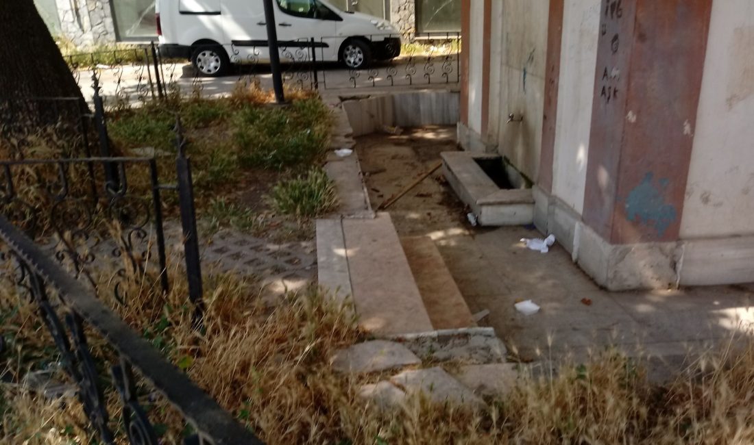 TARİHİ ÇINARLI ÇEŞMESİ BAKIM İSTİYOR Önceki adı Meşrutiyet çeşmesi olan bugünkü Çınarlı çeşmesi bakıma alınacak.