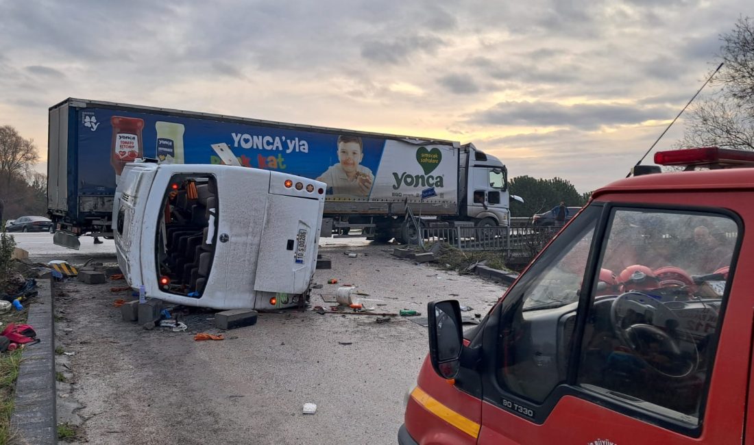 Balıkesir’de feci trafik kazası: 8 öğrenci ağır yaralı Pamukçu mevkiinde okul servisi ile tırın çarpışması sonucu meydana gelen