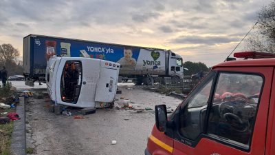 Pamukçu mevkiinde okul servisi ile tırın çarpışması sonucu meydana gelen
