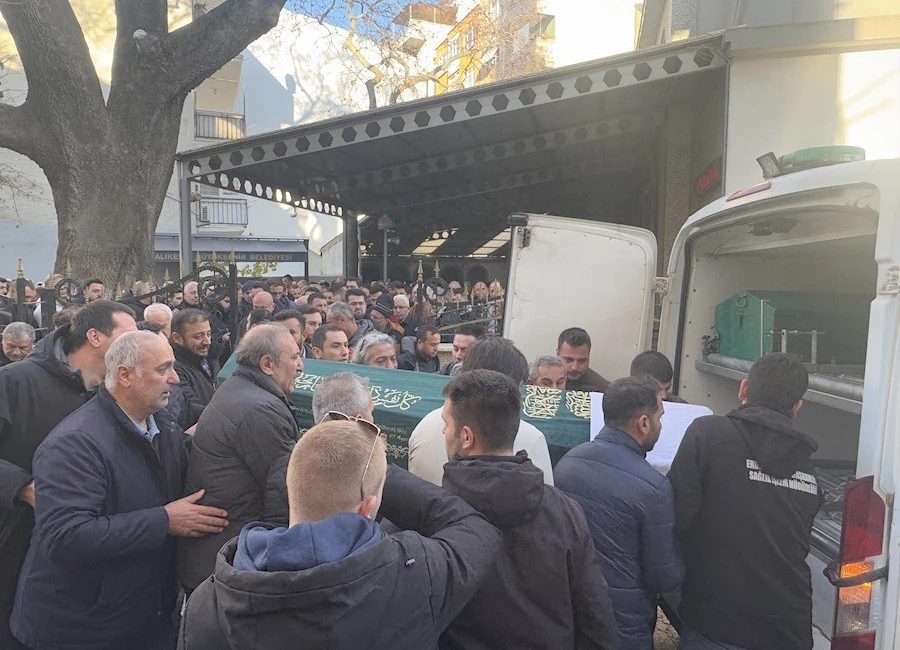 Erdek’te 3. kattan düşen genç toprağa verildi Erdek’te 3. kattan düşerek hayatını kaybeden genç, toprağa verildi. Talihsiz