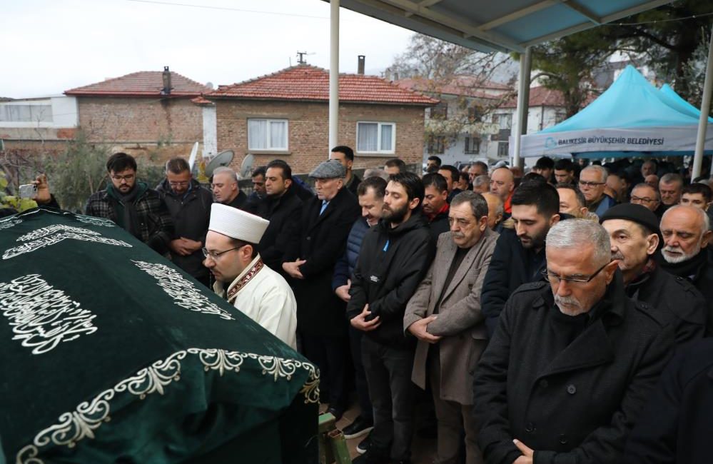 Eski Edremit Belediye Başkanı Tuncay Kılıç, son yolculuğuna uğurlandı Eski Edremit Belediye Başkanı Tuncay Kılıç için Balıkesir’in Edremit ilçesinde