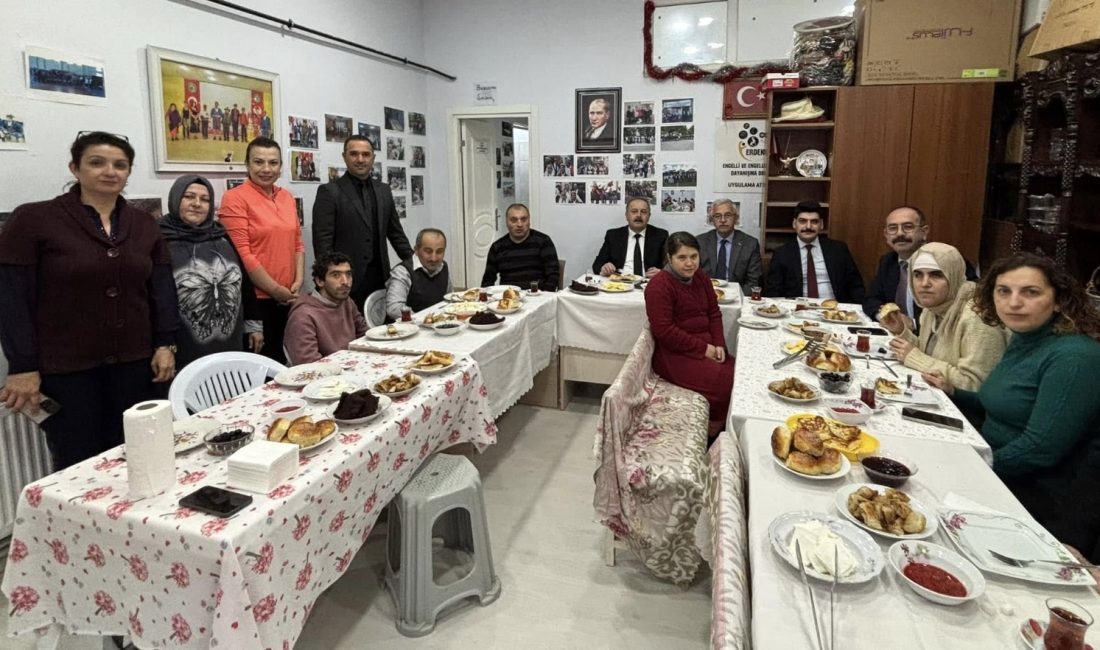 Kaymakam Göç ve Başkan Karışık özel bireylerin taleplerini dinledi Erdek Kaymakamı Hasan Göç ve Belediye Başkanı Burhan Karışık, Engelliler