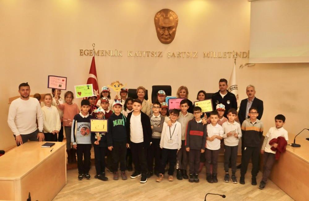 Burhaniye’de öğrenciler çevre konusunda bilinçlendi Burhaniye Belediyesi, çevre bilincini artırmak amacıyla öğrencilere yönelik bir toplantı