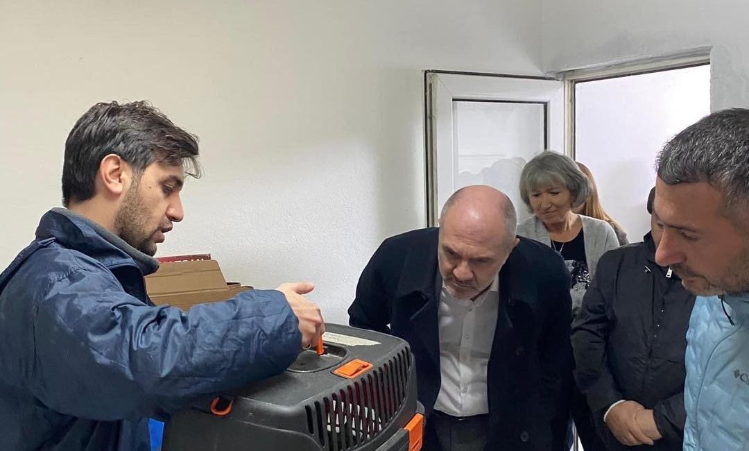 Marmara Adalar’da sokak hayvanları unutulmadı Marmara Adalar Belediye Başkanı Aydın Dinçer tarafından Avşa merkezde sokak