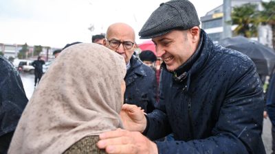 Bahçelievler Mahallesi’nde kurulan semt pazarını gezen Balıkesir Büyükşehir Belediye Başkanı
