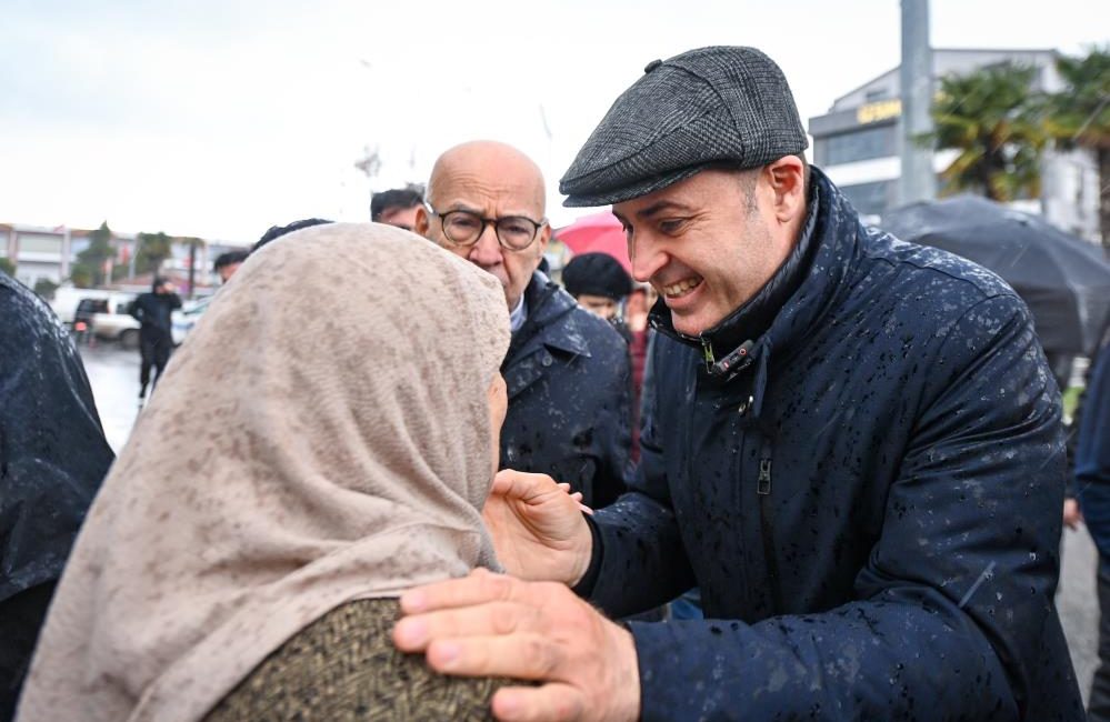 Bahçelievler Mahallesi’nde kurulan semt pazarını gezen Balıkesir Büyükşehir Belediye Başkanı