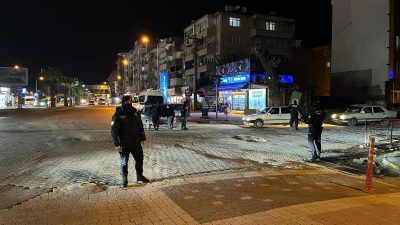 Edremit’te polis ekipleri tarafından gerçekleştirilen huzur ve güven uygulamasında çeşitli