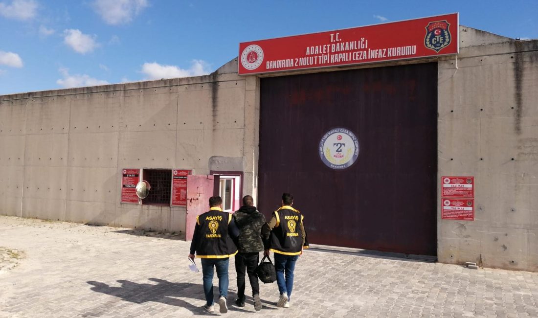 22 yıl hapis cezası bulunan firarı Bandırma’da dövme dükkanında yakalandı Bandırma İlçe Emniyet Müdürlüğü ekipleri, hakkında 7 ayrı suçtan 12