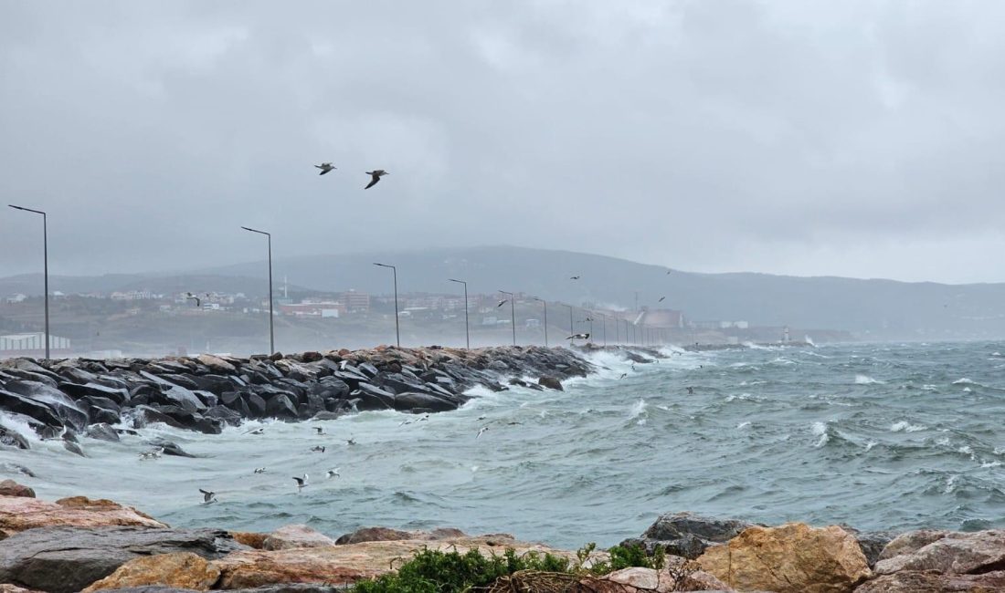 Bandırma’da fırtına etkili oldu, dağ kesimleri beyaza büründü Bandırma’da iki gündür etkisini sürdüren fırtına ve sağanak yağış, deniz