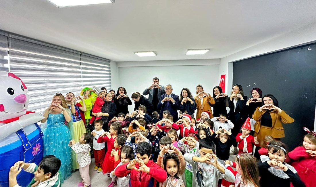 Başkan Mirza çocukların yılbaşı coşkusuna ortak oldu Bandırma Belediye Başkanı Dursun Mirza, yılbaşı etkinliğinde çocuklarla buluşarak yeni