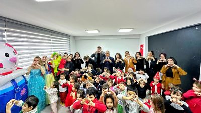 Bandırma Belediye Başkanı Dursun Mirza, yılbaşı etkinliğinde çocuklarla buluşarak yeni