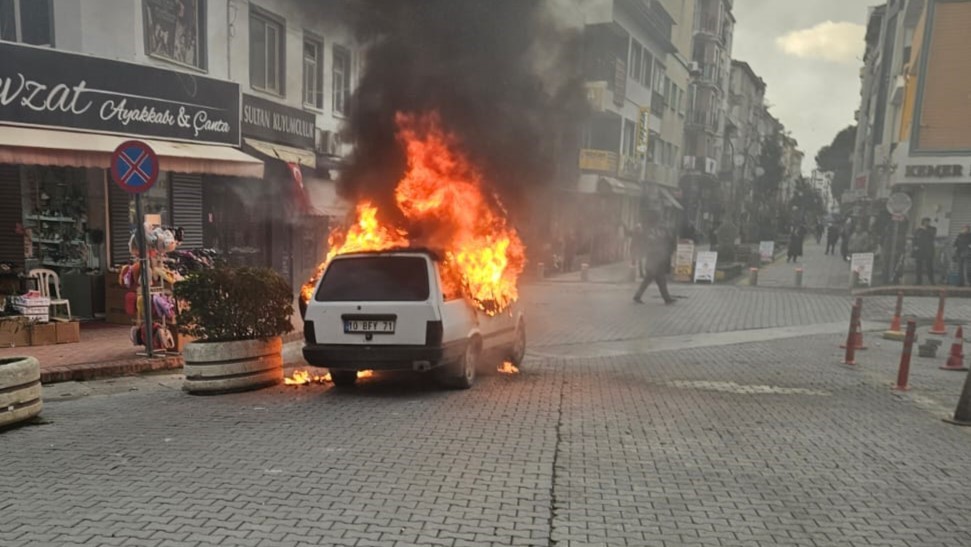 Balıkesir’de park halindeki otomobil alev topuna döndü Burhaniye’de park halindeki Fiat Tofaş marka otomobilden dumanlar çıkmaya başladı.