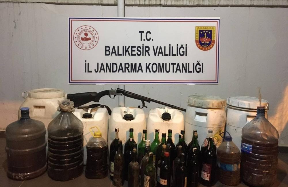 Balıkesir’de yılbaşı öncesi sahte 310 litre sahte alkol ele geçirildi Balıkesir İl Jandarma Komutanlığı, 16-22 Aralık 2024 tarihleri arasında kaçakçılık