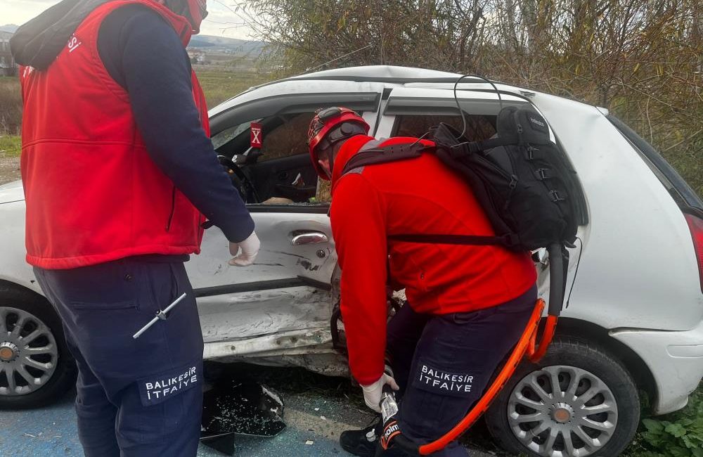 Balıkesir’de çift taraflı trafik kazası; 2 yaralı Karesi ‘de meydana gelen çift taraflı trafik kazasında araçlarda bulunan