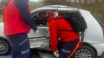 Karesi ‘de meydana gelen çift taraflı trafik kazasında araçlarda bulunan