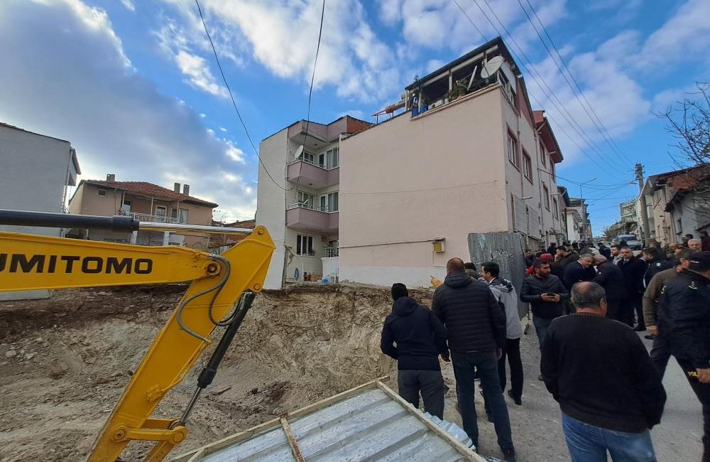 Balıkesir’de temel kazası Balıkesir’de bir inşaatın temel kazımı esnasında yanında bulunan apartmanın giriş