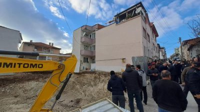 Balıkesir’de bir inşaatın temel kazımı esnasında yanında bulunan apartmanın giriş