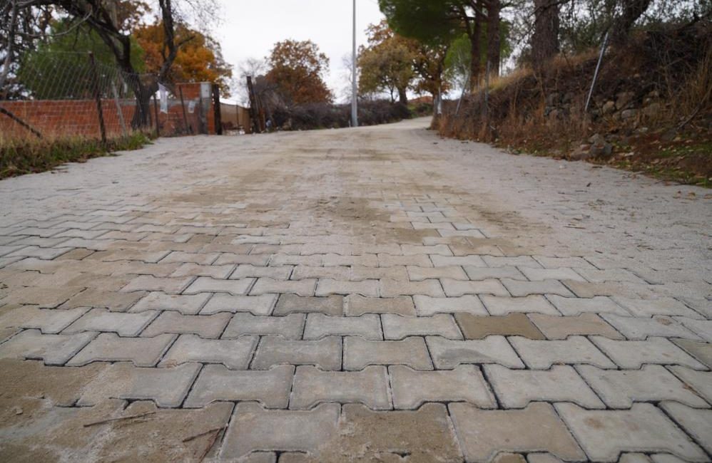 Ayvalık Belediyesi Fen İşleri Müdürlüğü ekipleri, acil yapılması gereken yolları