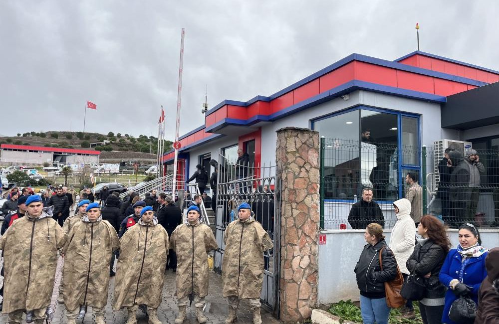 Balıkesir’de 12 kişinin öldüğü patlamada aileler fabrikaya geldi Balıkesir Valisi İsmail Ustaoğlu, mühimmat fabrikasındaki patlamada 12 kişinin hayatını