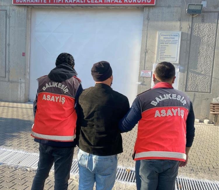 Sahte banka kartı ve kredi kartı üreten şahıs Ayvalık polisinden kaçamadı Ayvalık’ta, hakkında 27 adet arama kaydı bulunan ve İstanbul Anadolu