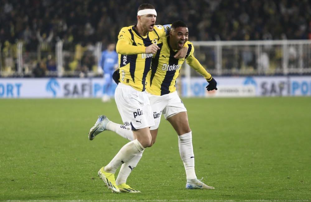Süper Lig’de 16. hafta ev sahiplerine yaradı Trendyol Süper Lig’in 16. haftasında Galatasaray ve Fenerbahçe sahasında galibiyete