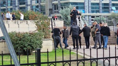Edremit’te çıkarıldığı mahkemece tutuklanan ve polis ekipleri tarafından cezaevine götürülmek