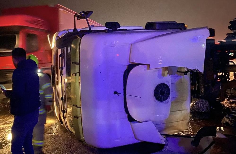 Susurluk’ta meydana gelen trafik kazasında, sürücüsünün direksiyon hakimiyetini kaybettiği tır