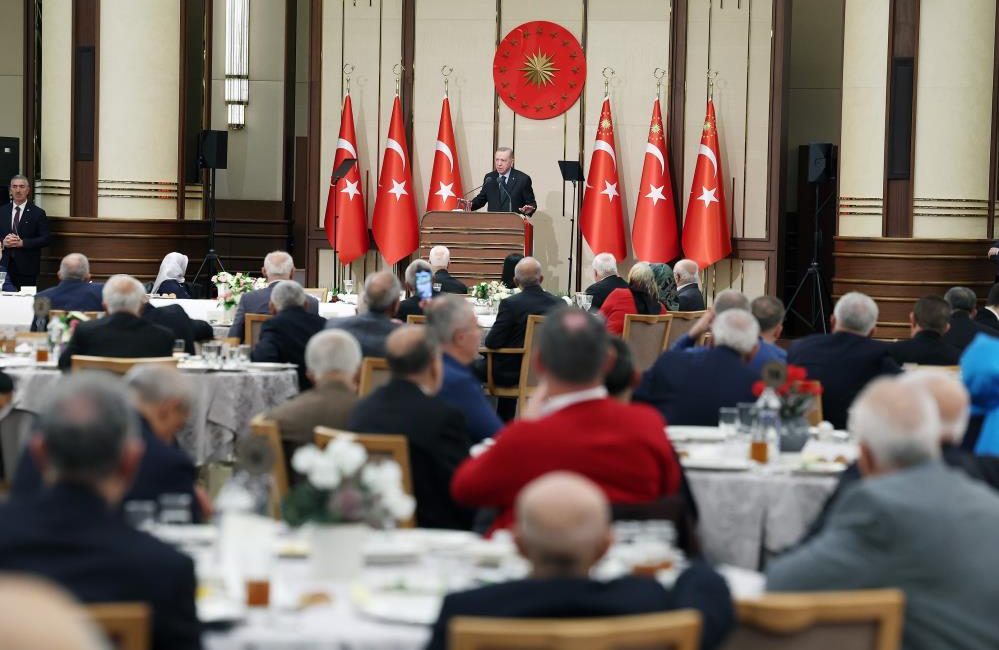 Cumhurbaşkanı Erdoğan: “Emeklilerimizi desteklemeyi sürdüreceğiz” Cumhurbaşkanı Recep Tayyip Erdoğan, “Emeklilerin yaşadığı sıkıntıların bir kardeşiniz olarak