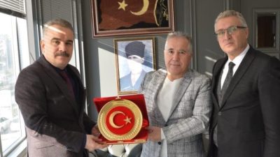 Edremit’te, eğitime katkıda bulunan işadamlarına teşekkür plaketi verildi. Edremit Kaymakamı