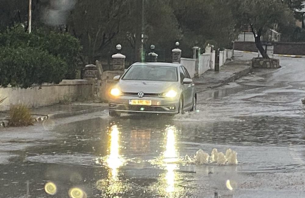 Ayvalık’ta yağış gün boyu etkili oldu Ayvalık’ta; Meteorolojinin günlerdir yaptığı uyarıların ardından beklenen yağış sabah saatlerinden