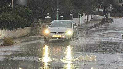 Ayvalık’ta; Meteorolojinin günlerdir yaptığı uyarıların ardından beklenen yağış sabah saatlerinden