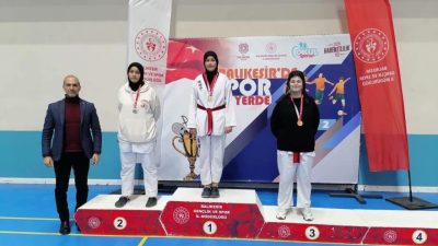  Edremit Anadolu İmam Hatip Lisesi öğrencisi Fatma Zehra Girgin, Taekwondo