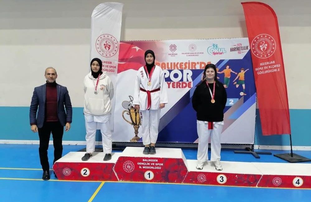Edremit Anadolu İmam Hatip Lisesi Öğrencileri Taekwondo il müsabakalarında ödül kazandı Edremit Anadolu İmam Hatip Lisesi öğrencisi Fatma Zehra Girgin, Taekwondo