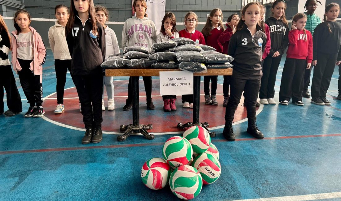 Marmara Adalar’da genç sporcular formalarına kavuştu Marmara Adalar Belediye Başkanı Aydın Dinçer, ücretsiz spor kurslarına katılan