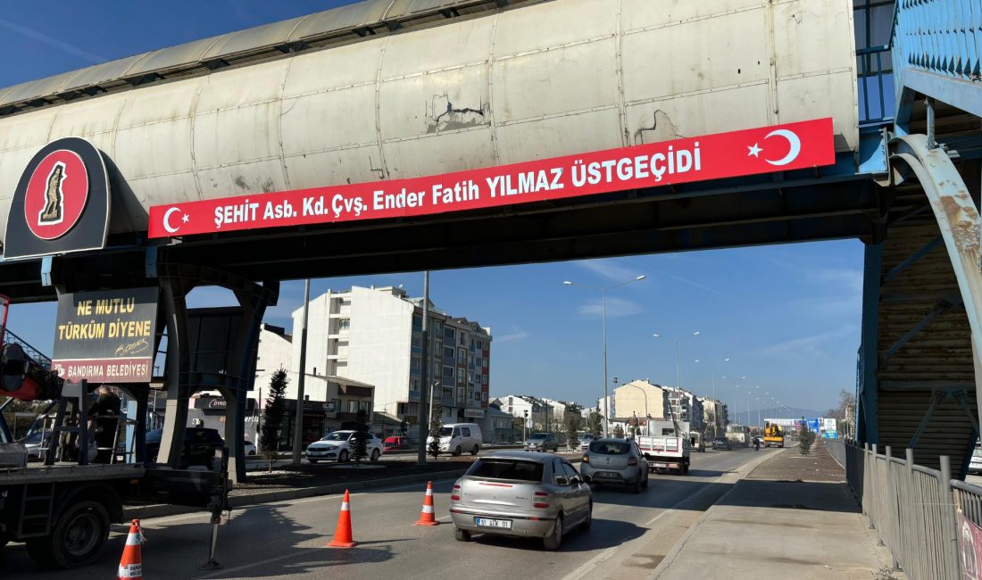 ŞEHİDİMİZ ENDER FATİH YILMAZ’IN ADI ÜST GEÇİTTE YENİDEN YERİNİ ALDI Bandırma Belediyesi, kentimizin çeşitli noktalarında zamanla yıpranan ve tahrip olan