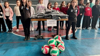 Marmara Adalar Belediye Başkanı Aydın Dinçer, ücretsiz spor kurslarına katılan