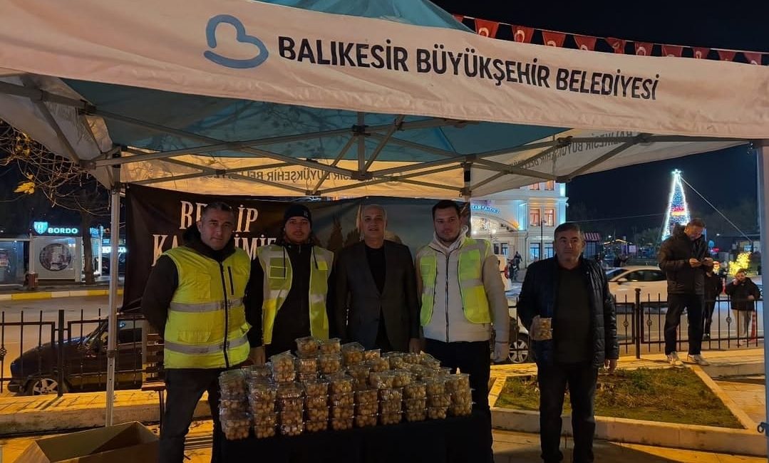 Büyükşehir’den Bandırma’da kandil hayrı Balıkesir Büyükşehir Belediyesi, Regaip Kandili dolayısıyla Bandırma Cumhuriyet Meydanı’nda lokma